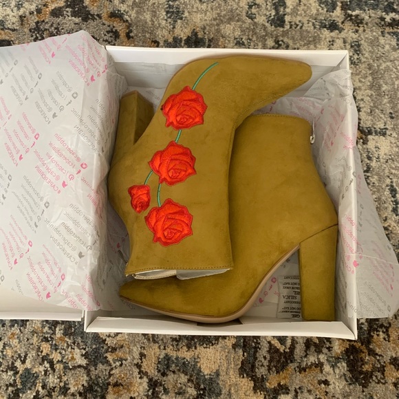 Heeled boots - Picture 1 of 3